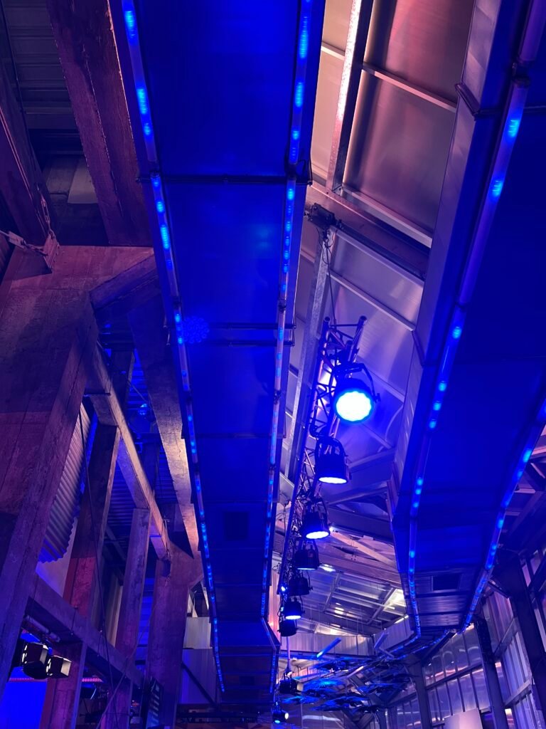 Le hall de Stereolux jeudi soir avant la conférence sur l'éco-anxiété